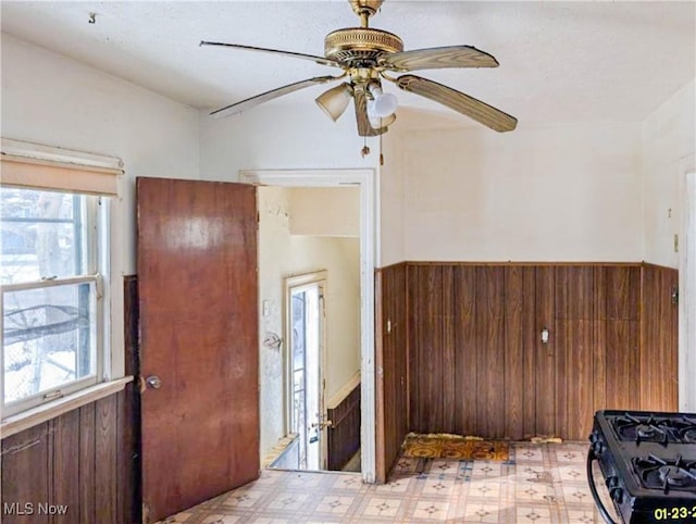 3235 W 94th St, Cleveland, OH 44102 - foyer entrance with ceiling fan