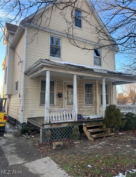 view of front of property featuring covered porch