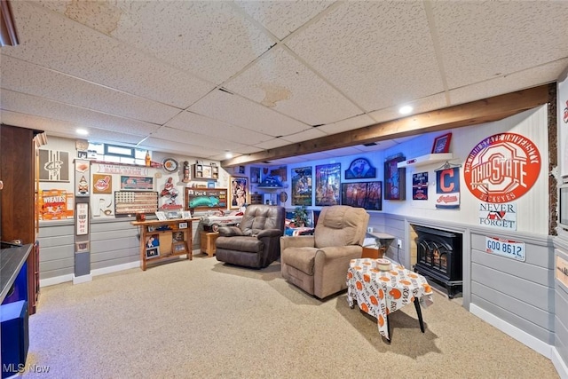 living room featuring a drop ceiling and carpet floors