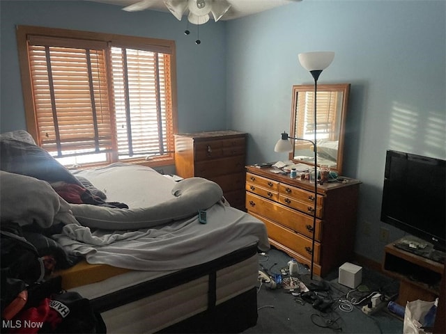 bedroom with ceiling fan