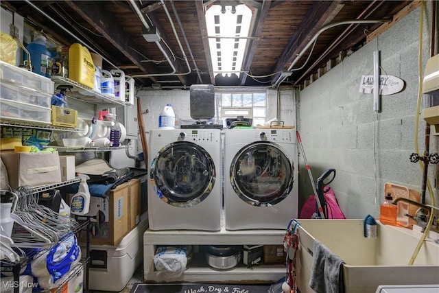 washroom featuring sink and washing machine and dryer