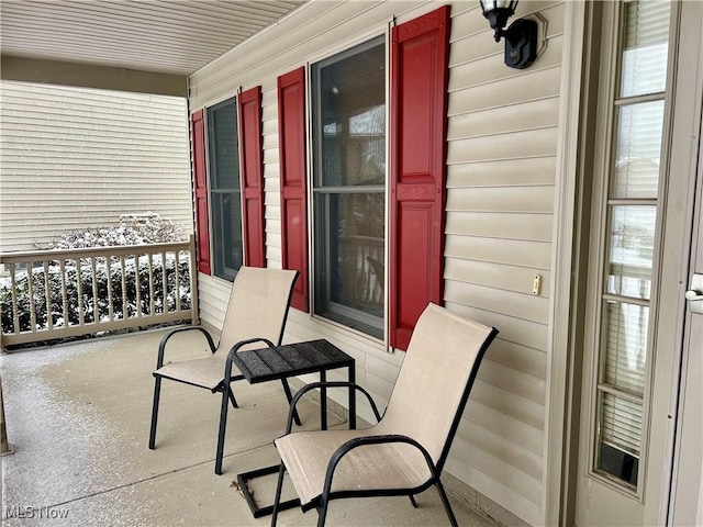 balcony featuring covered porch