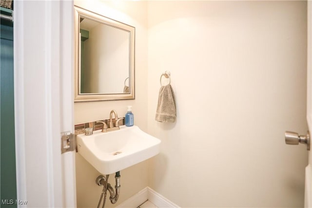 bathroom featuring sink