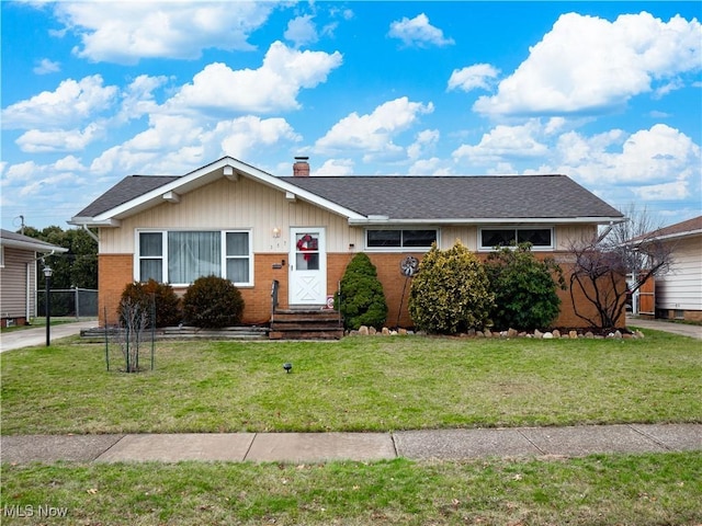 view of front of property featuring a front yard