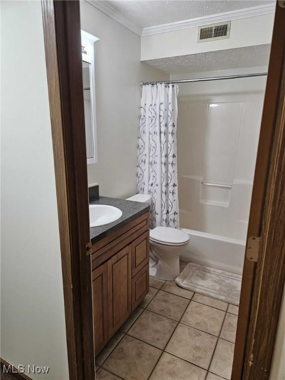 full bathroom featuring shower / tub combo with curtain, tile patterned flooring, vanity, toilet, and a textured ceiling