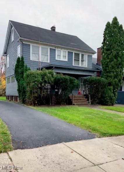 view of front facade featuring a front yard