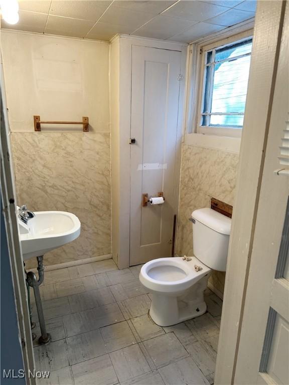 bathroom featuring toilet