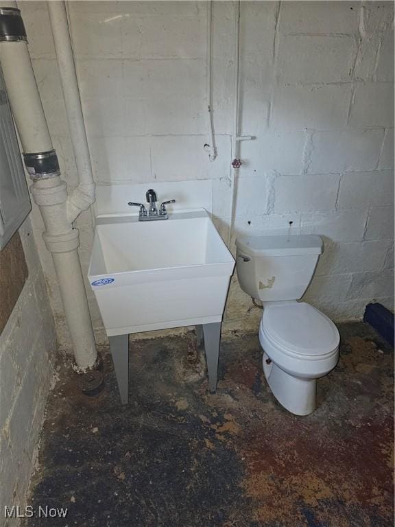 bathroom featuring sink and toilet