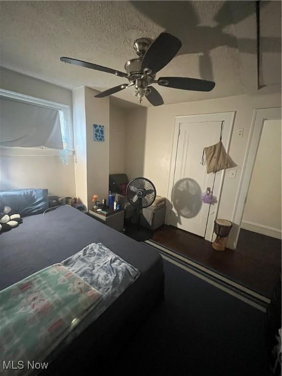 bedroom featuring ceiling fan and a textured ceiling