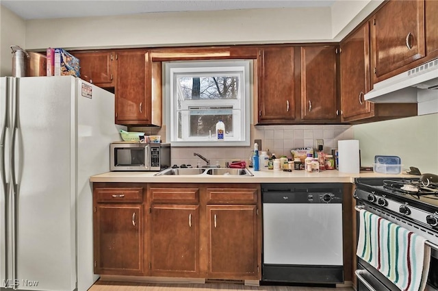 kitchen with stainless steel appliances, sink, and backsplash