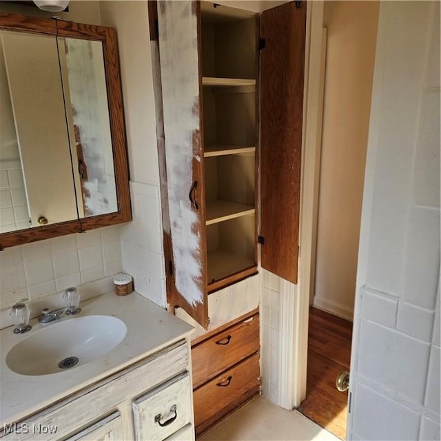 bathroom with vanity and decorative backsplash