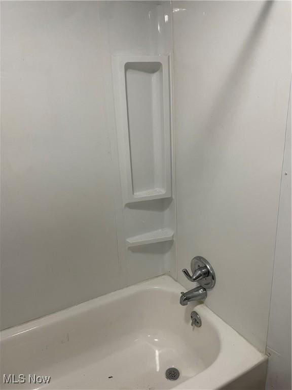 bathroom with washtub / shower combination