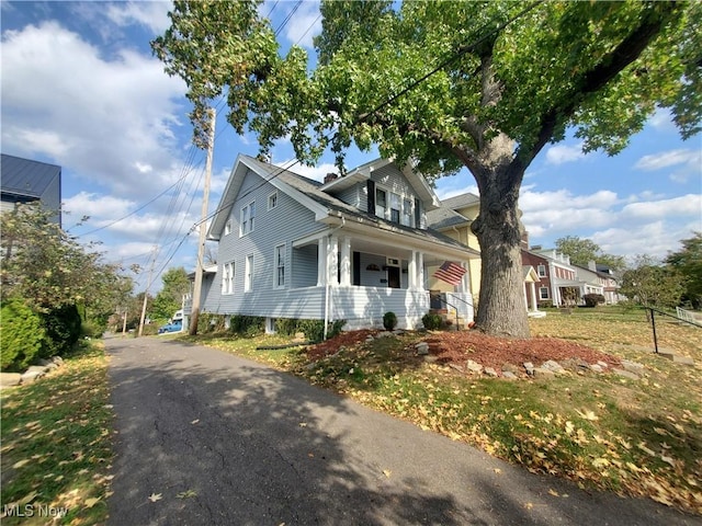 view of front of house featuring a porch and a front lawn