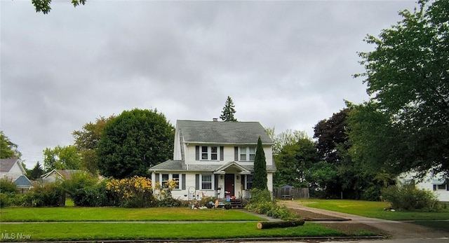 view of front of property featuring a front lawn