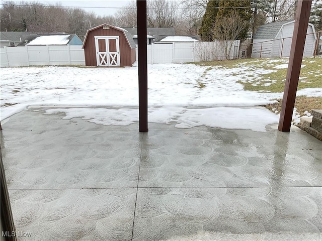 exterior space featuring a shed