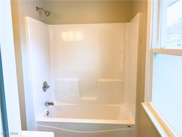 bathroom with tub / shower combination