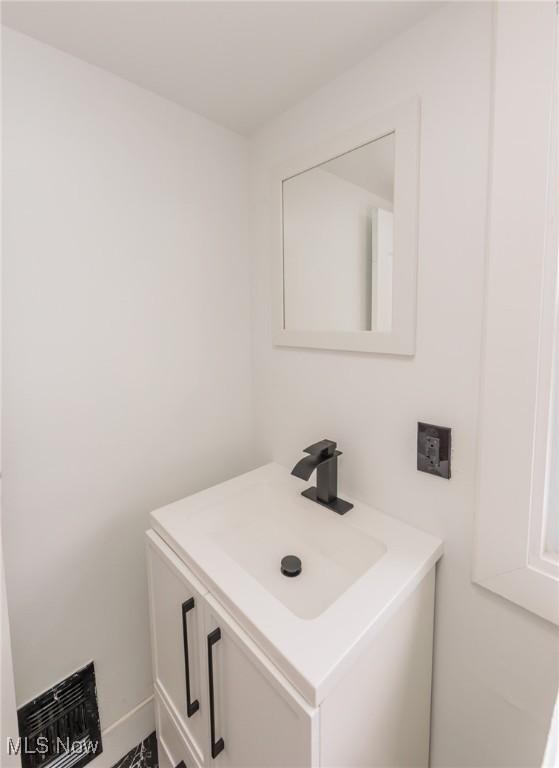 bathroom featuring sink