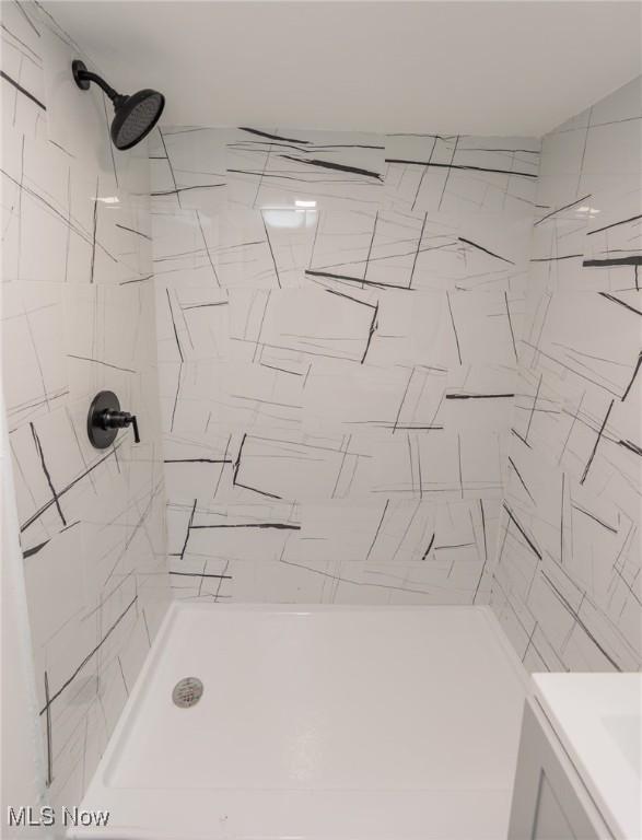 bathroom featuring a tile shower