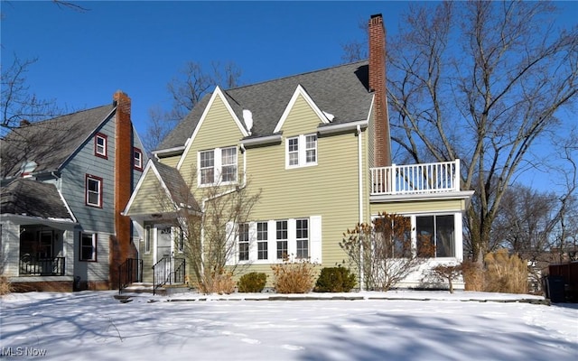 view of front of property featuring a balcony