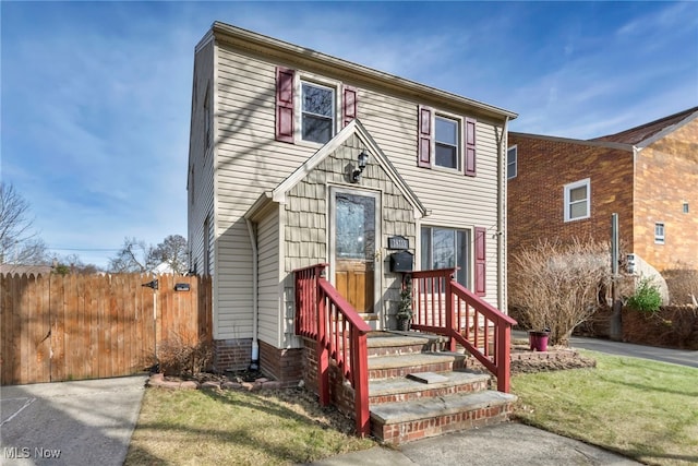 view of front of home featuring a front lawn