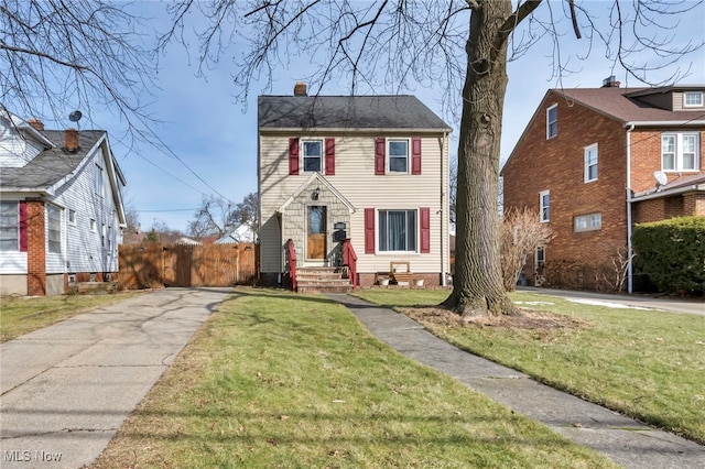 view of front facade with a front yard