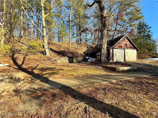 view of yard with an outdoor structure