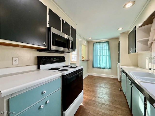 kitchen featuring ornamental molding, stainless steel appliances, dark hardwood / wood-style floors, and sink