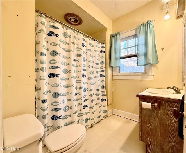 bathroom featuring a shower with curtain, vanity, and toilet