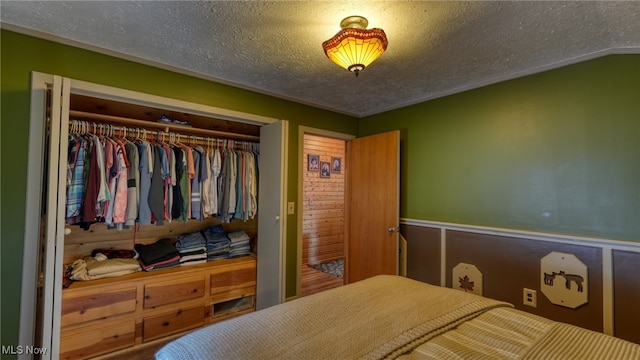 bedroom with a textured ceiling and a closet