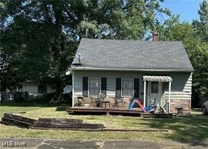 view of front of property with a front yard