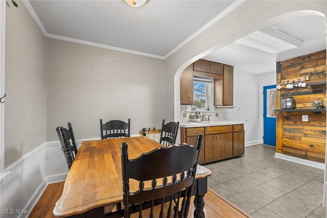 dining room featuring sink and ornamental molding