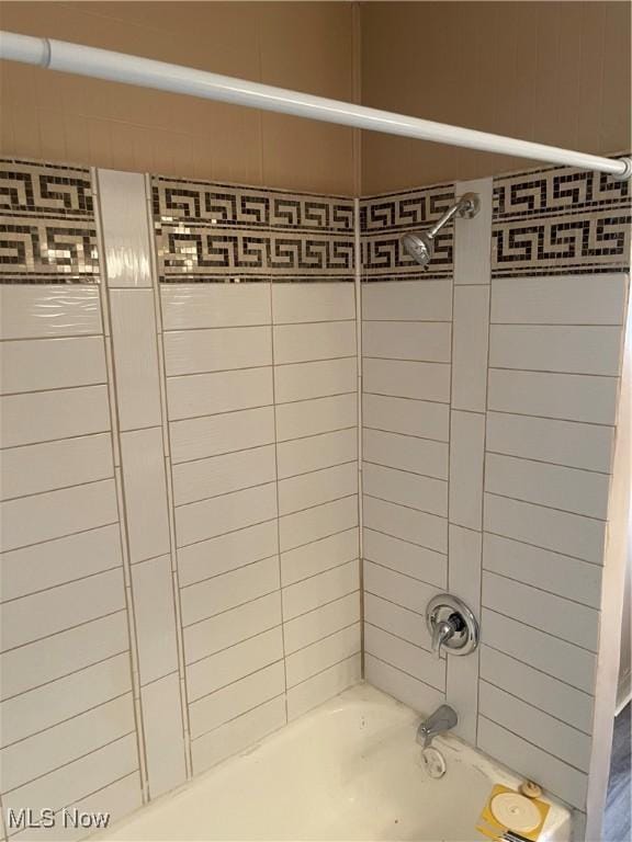 bathroom with tiled shower / bath combo