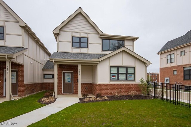 view of front facade featuring a front lawn