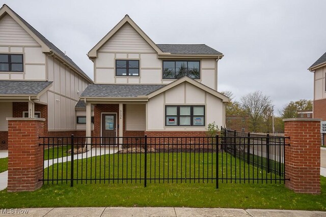 view of front of property featuring a front yard