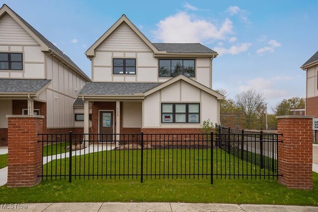 view of front of property featuring a front lawn