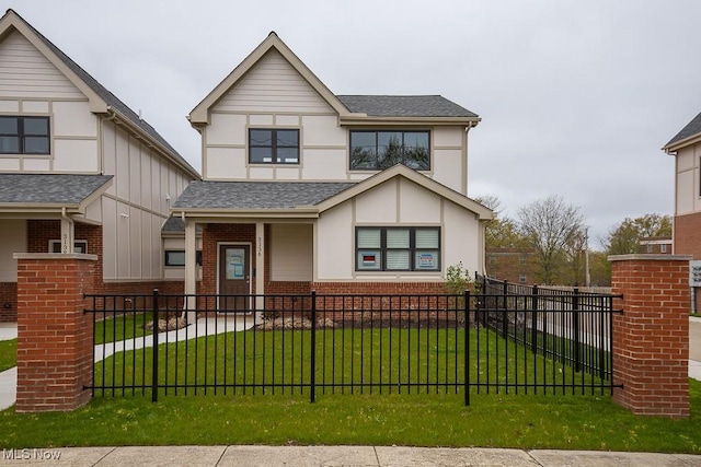 view of front of property featuring a front lawn