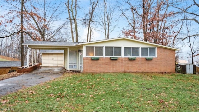 view of front of house featuring a garage, a carport, and a front lawn