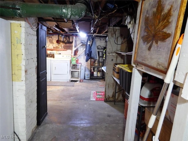 basement featuring independent washer and dryer