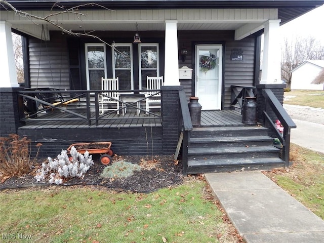 property entrance featuring a porch