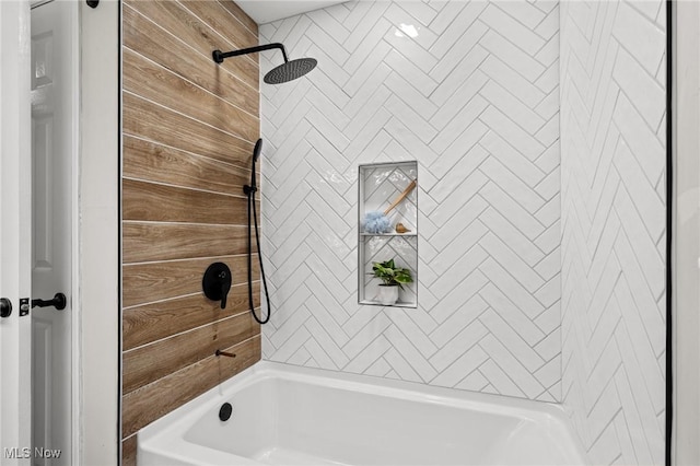 bathroom featuring tiled shower / bath