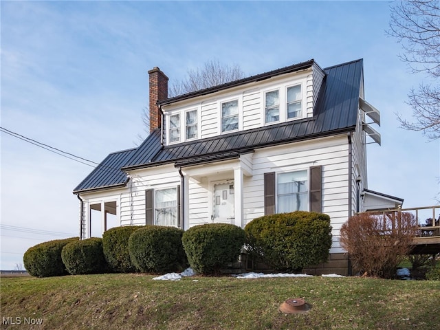 view of front of house featuring a front lawn