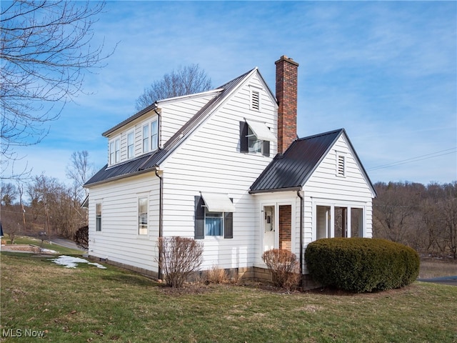 view of side of property featuring a lawn