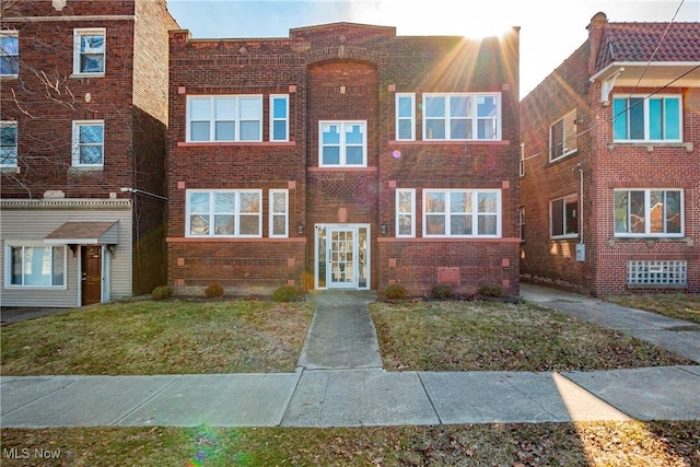 view of front of property featuring a front yard