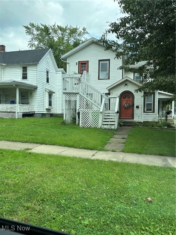 view of front of house featuring a front lawn