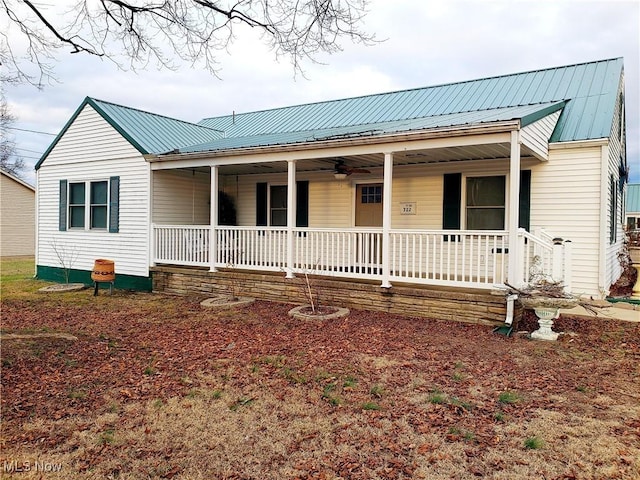 view of front of house with ceiling fan and covered porch