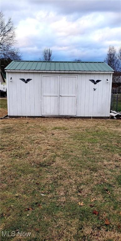 view of outdoor structure featuring a yard