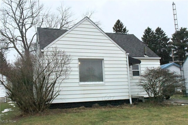 view of side of property featuring a lawn