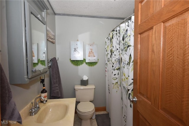 bathroom featuring sink, a shower with shower curtain, a textured ceiling, and toilet