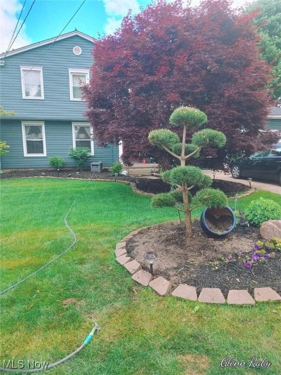 view of front of house featuring a front lawn