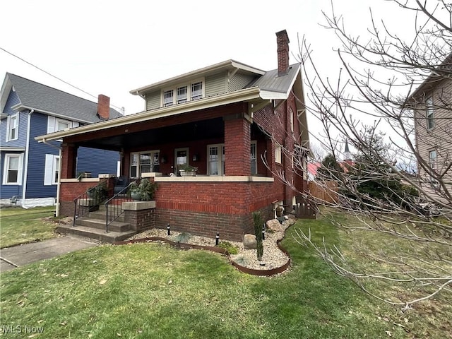 view of front facade featuring a porch and a front lawn